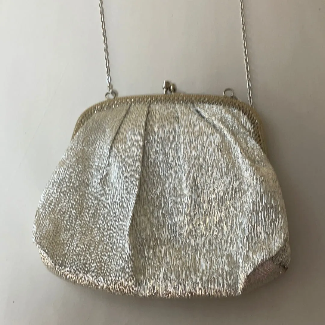 €€ Vintage FINE ARTS BAG CO. Metallic Silver Evening Bag Clasp Purse w/Chain